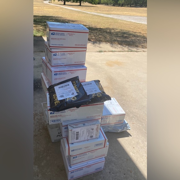 LIKE & SHARE - Picture 4 of 13